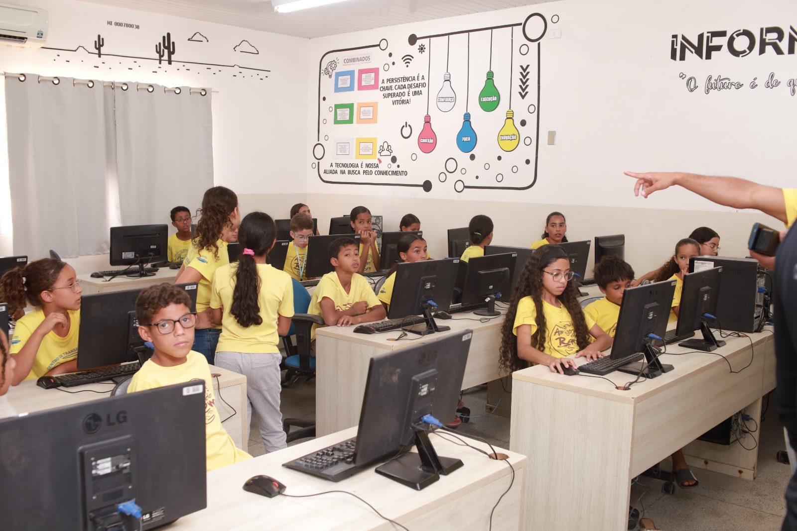 Crianças da Amigos do Bem na sala de informática