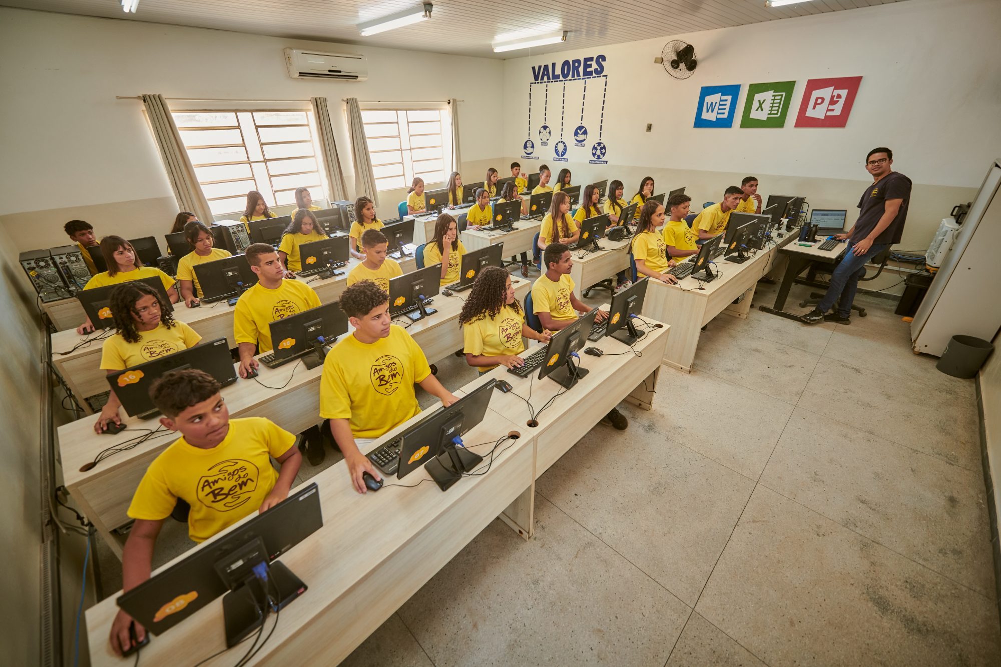 Alunos da Amigos do Bem na sala de informática