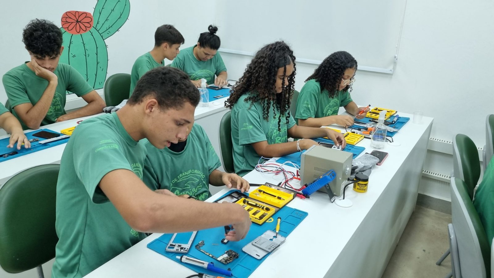 Jovens da Amigos do Bem na bancada de eletrônica