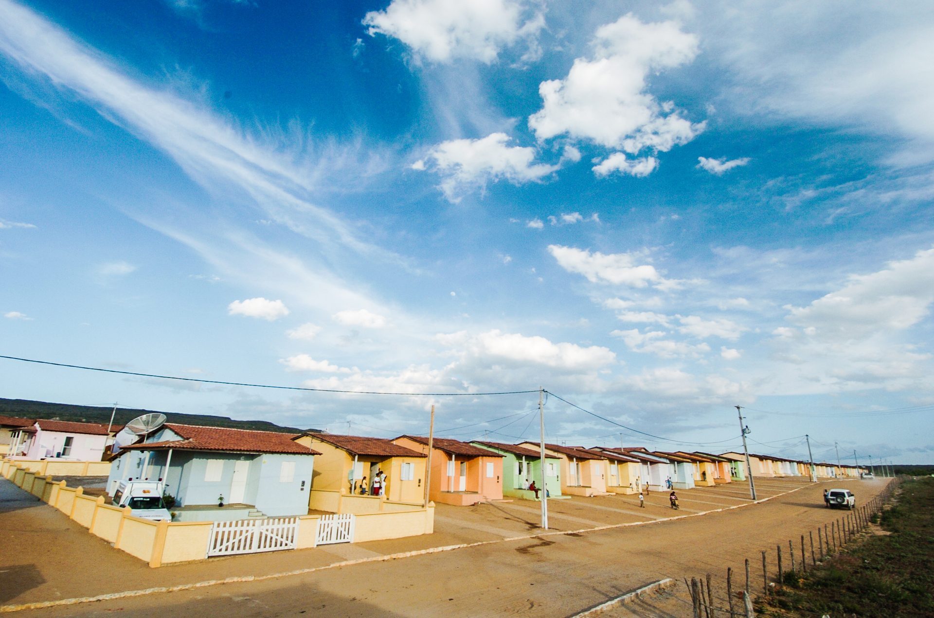 Casas da Cidade do Bem sob o céu do sertão